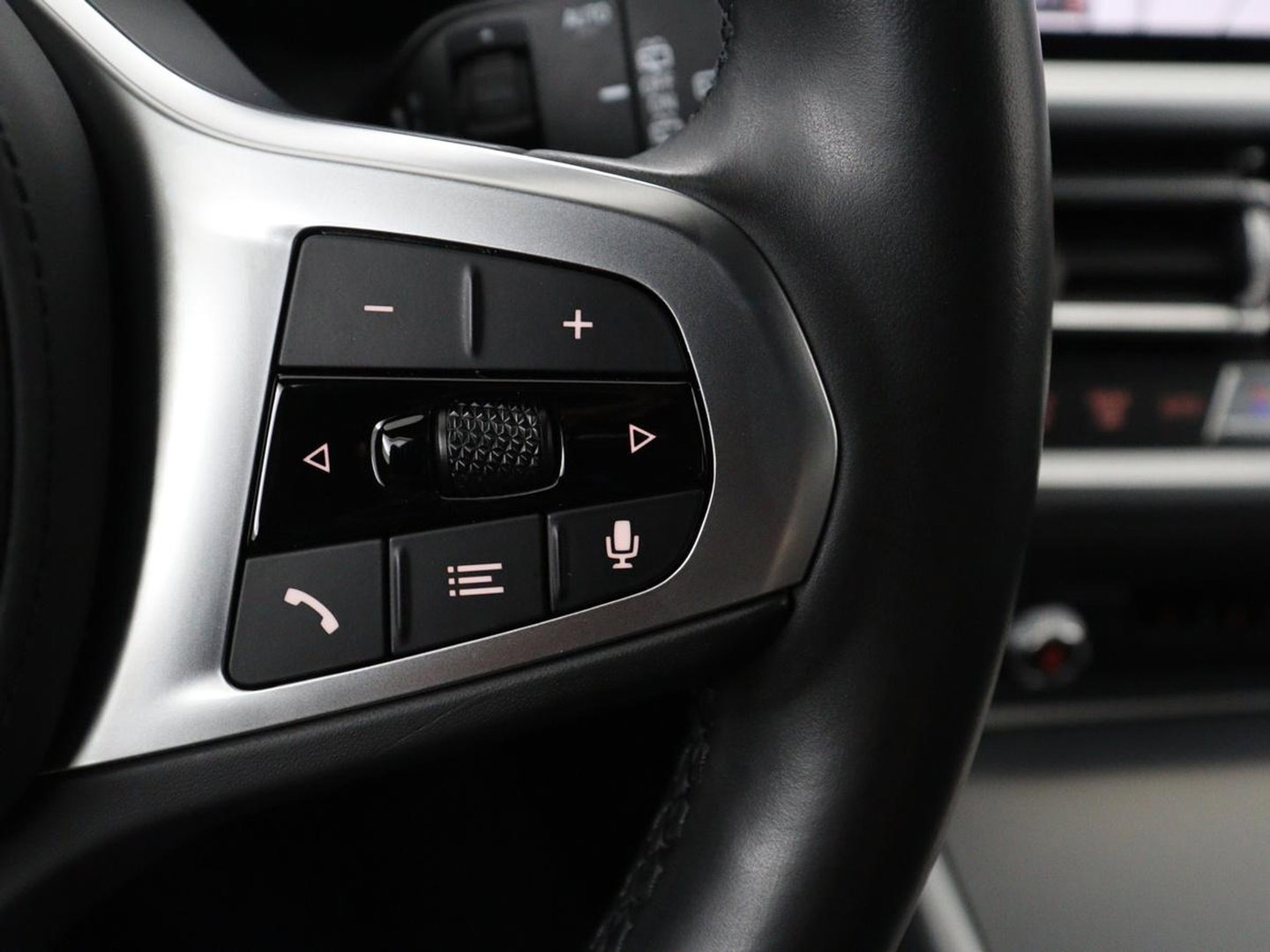BMW 3-serie 320i Executive Edition | Sport Line | Trekhaak | Harman/Kardon | Sfeerverlichting | Carplay | Half leder | Live Cockpit | Parkeerhulp | Navigatie | Climate control | Full LED | Bluetooth | Cruise control