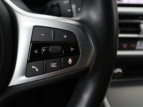 BMW 3-serie 320i Executive Edition | Sport Line | Trekhaak | Harman/Kardon | Sfeerverlichting | Carplay | Half leder | Live Cockpit | Parkeerhulp | Navigatie | Climate control | Full LED | Bluetooth | Cruise control