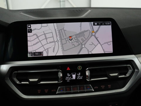 BMW 3-serie 320i Executive Edition | Sport Line | Trekhaak | Harman/Kardon | Sfeerverlichting | Carplay | Half leder | Live Cockpit | Parkeerhulp | Navigatie | Climate control | Full LED | Bluetooth | Cruise control