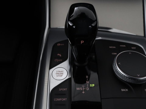 BMW 3-serie 320i Executive Edition | Sport Line | Trekhaak | Harman/Kardon | Sfeerverlichting | Carplay | Half leder | Live Cockpit | Parkeerhulp | Navigatie | Climate control | Full LED | Bluetooth | Cruise control