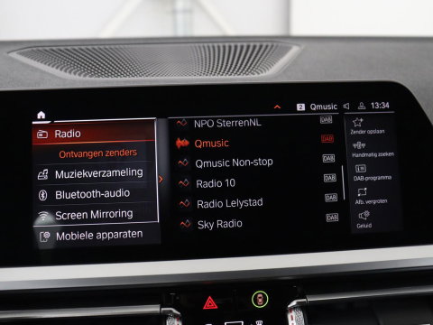 BMW 3-serie 320i Executive Edition | Sport Line | Trekhaak | Harman/Kardon | Sfeerverlichting | Carplay | Half leder | Live Cockpit | Parkeerhulp | Navigatie | Climate control | Full LED | Bluetooth | Cruise control