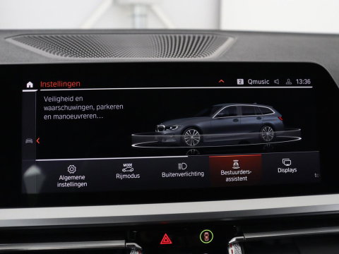 BMW 3-serie 320i Executive Edition | Sport Line | Trekhaak | Harman/Kardon | Sfeerverlichting | Carplay | Half leder | Live Cockpit | Parkeerhulp | Navigatie | Climate control | Full LED | Bluetooth | Cruise control