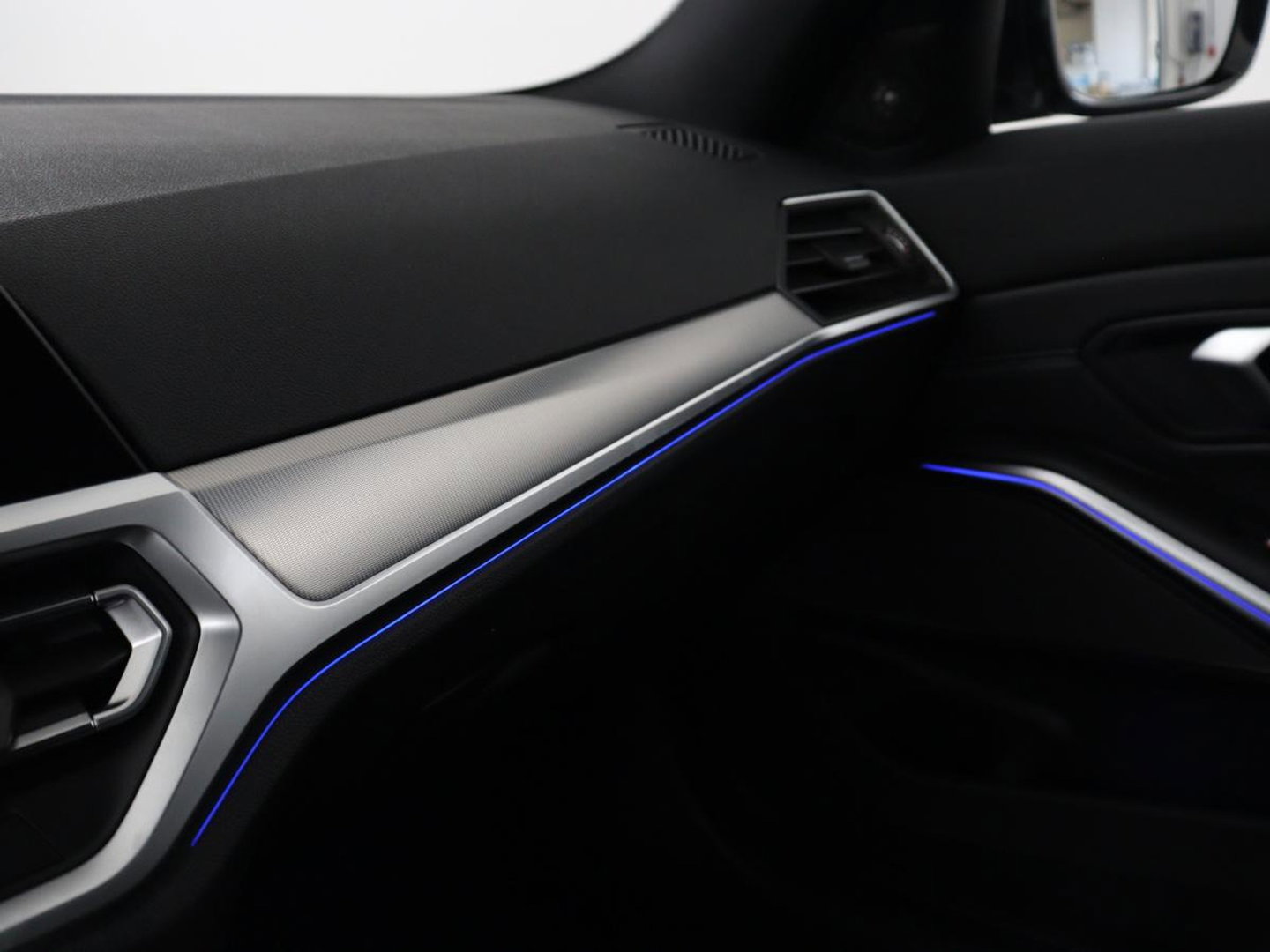 BMW 3-serie 320i Executive Edition | Sport Line | Trekhaak | Harman/Kardon | Sfeerverlichting | Carplay | Half leder | Live Cockpit | Parkeerhulp | Navigatie | Climate control | Full LED | Bluetooth | Cruise control