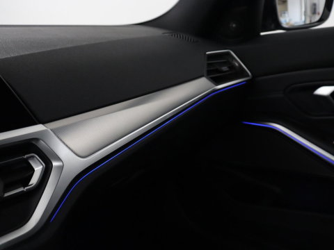 BMW 3-serie 320i Executive Edition | Sport Line | Trekhaak | Harman/Kardon | Sfeerverlichting | Carplay | Half leder | Live Cockpit | Parkeerhulp | Navigatie | Climate control | Full LED | Bluetooth | Cruise control