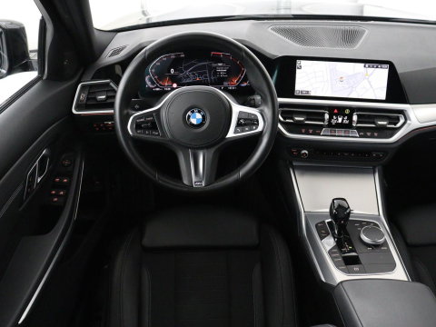BMW 3-serie 320i Executive Edition | Sport Line | Trekhaak | Harman/Kardon | Sfeerverlichting | Carplay | Half leder | Live Cockpit | Parkeerhulp | Navigatie | Climate control | Full LED | Bluetooth | Cruise control