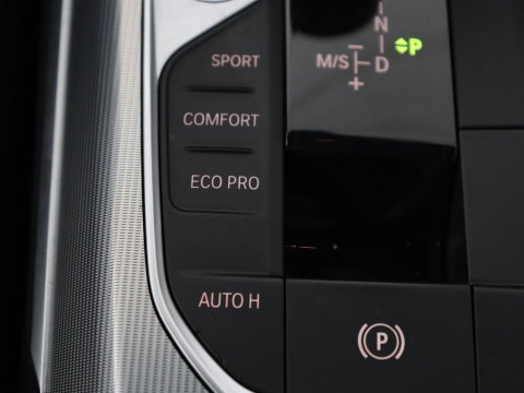 BMW 3-serie 320i Executive Edition | Sport Line | Trekhaak | Harman/Kardon | Sfeerverlichting | Carplay | Half leder | Live Cockpit | Parkeerhulp | Navigatie | Climate control | Full LED | Bluetooth | Cruise control