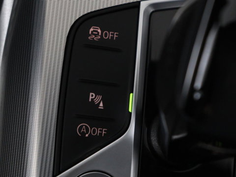 BMW 3-serie 320i Executive Edition | Sport Line | Trekhaak | Harman/Kardon | Sfeerverlichting | Carplay | Half leder | Live Cockpit | Parkeerhulp | Navigatie | Climate control | Full LED | Bluetooth | Cruise control