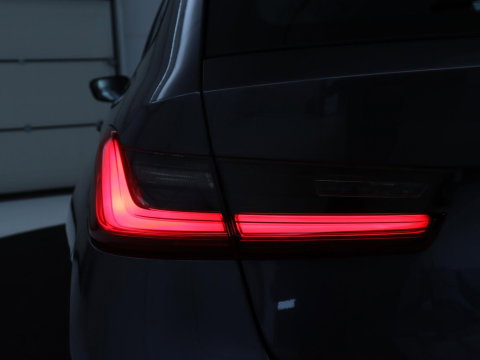 BMW 3-serie 320i Executive Edition | Sport Line | Trekhaak | Harman/Kardon | Sfeerverlichting | Carplay | Half leder | Live Cockpit | Parkeerhulp | Navigatie | Climate control | Full LED | Bluetooth | Cruise control