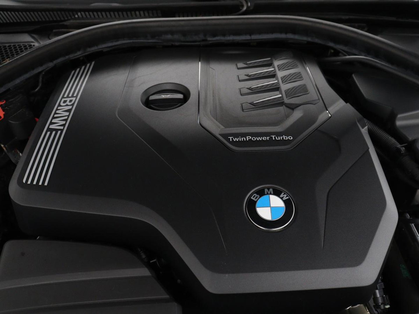 BMW 3-serie 320i Executive Edition | Sport Line | Trekhaak | Harman/Kardon | Sfeerverlichting | Carplay | Half leder | Live Cockpit | Parkeerhulp | Navigatie | Climate control | Full LED | Bluetooth | Cruise control