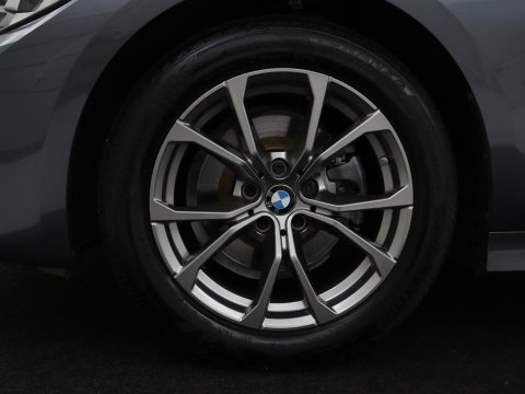 BMW 3-serie 320i Executive Edition | Sport Line | Trekhaak | Harman/Kardon | Sfeerverlichting | Carplay | Half leder | Live Cockpit | Parkeerhulp | Navigatie | Climate control | Full LED | Bluetooth | Cruise control