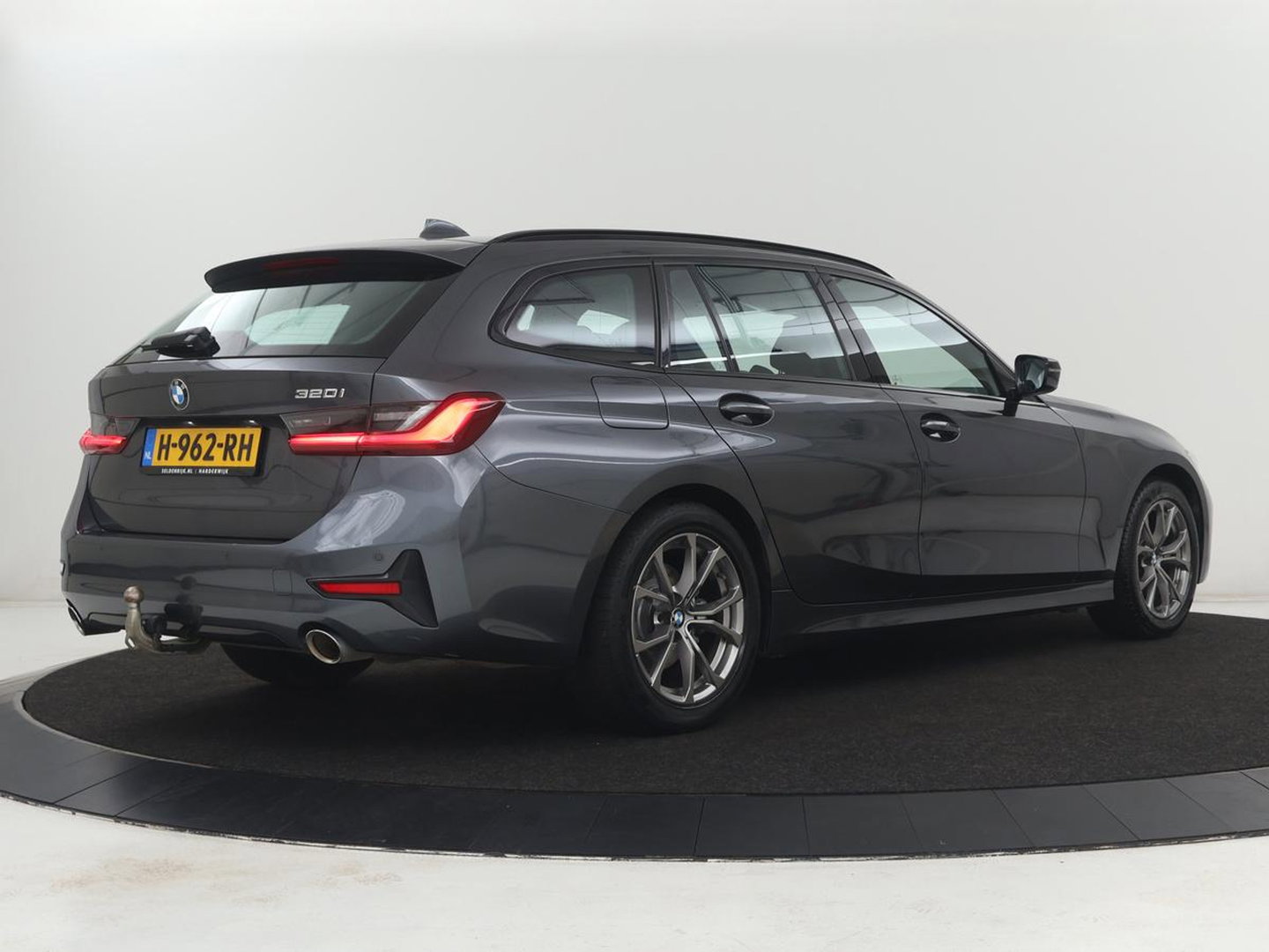 BMW 3-serie 320i Executive Edition | Sport Line | Trekhaak | Harman/Kardon | Sfeerverlichting | Carplay | Half leder | Live Cockpit | Parkeerhulp | Navigatie | Climate control | Full LED | Bluetooth | Cruise control