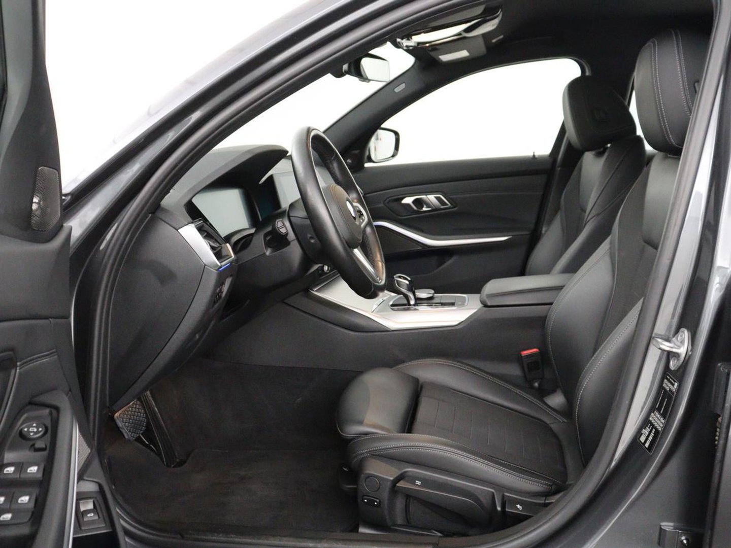 BMW 3-serie 320i Executive Edition | Sport Line | Trekhaak | Harman/Kardon | Sfeerverlichting | Carplay | Half leder | Live Cockpit | Parkeerhulp | Navigatie | Climate control | Full LED | Bluetooth | Cruise control
