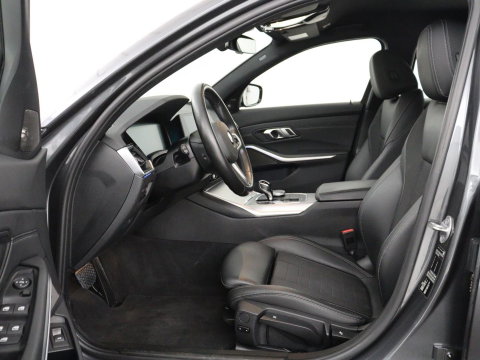 BMW 3-serie 320i Executive Edition | Sport Line | Trekhaak | Harman/Kardon | Sfeerverlichting | Carplay | Half leder | Live Cockpit | Parkeerhulp | Navigatie | Climate control | Full LED | Bluetooth | Cruise control