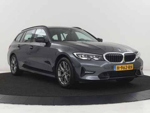 BMW 3-serie 320i Executive Edition | Sport Line | Trekhaak | Harman/Kardon | Sfeerverlichting | Carplay | Half leder | Live Cockpit | Parkeerhulp | Navigatie | Climate control | Full LED | Bluetooth | Cruise control