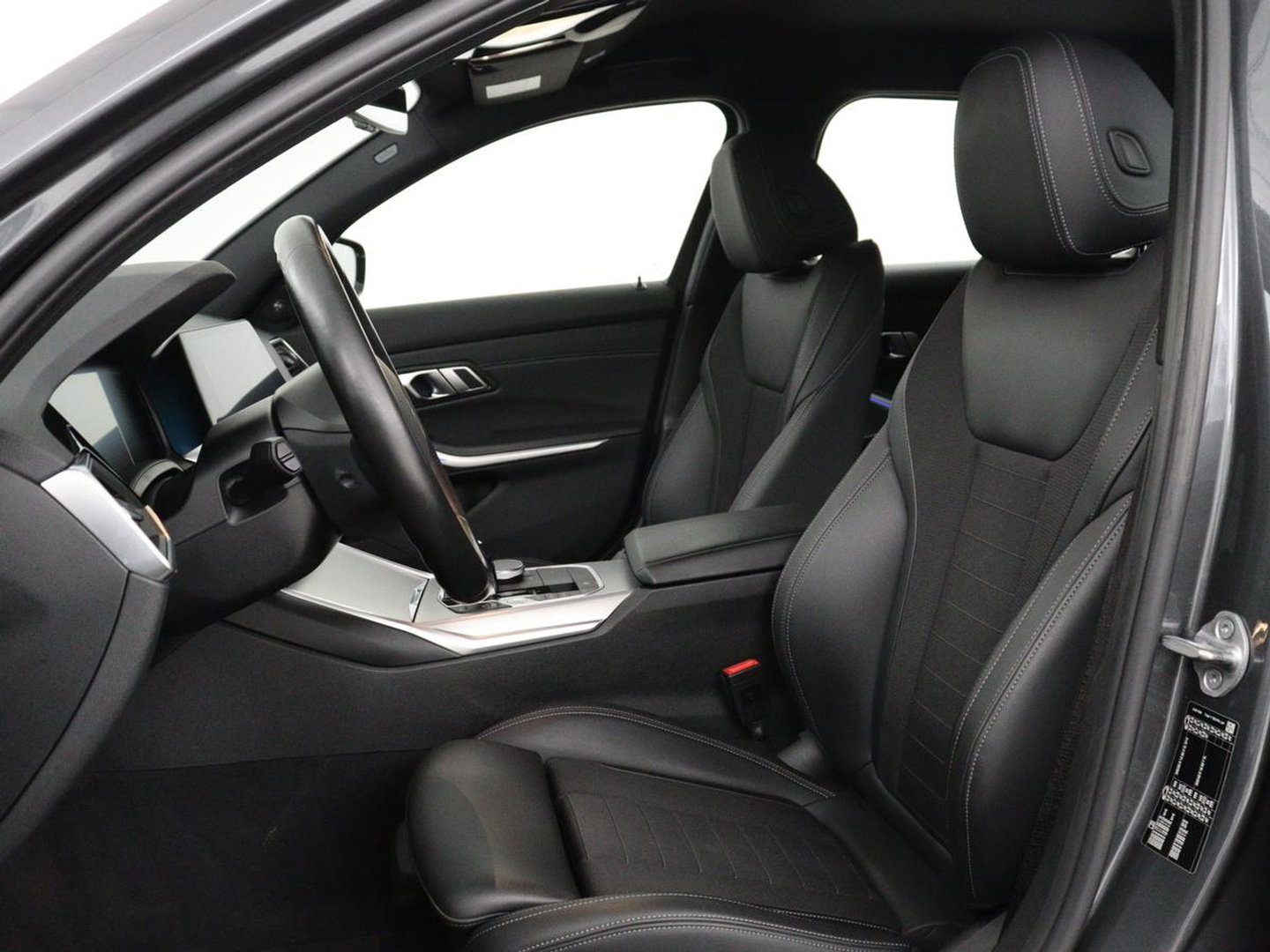 BMW 3-serie 320i Executive Edition | Sport Line | Trekhaak | Harman/Kardon | Sfeerverlichting | Carplay | Half leder | Live Cockpit | Parkeerhulp | Navigatie | Climate control | Full LED | Bluetooth | Cruise control