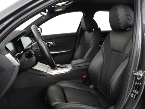 BMW 3-serie 320i Executive Edition | Sport Line | Trekhaak | Harman/Kardon | Sfeerverlichting | Carplay | Half leder | Live Cockpit | Parkeerhulp | Navigatie | Climate control | Full LED | Bluetooth | Cruise control