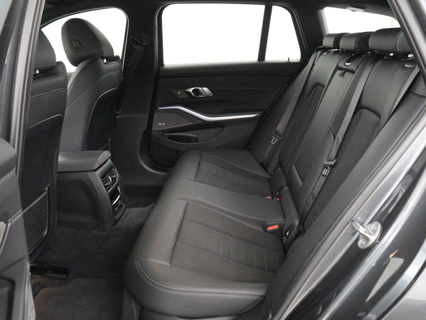 BMW 3-serie 320i Executive Edition | Sport Line | Trekhaak | Harman/Kardon | Sfeerverlichting | Carplay | Half leder | Live Cockpit | Parkeerhulp | Navigatie | Climate control | Full LED | Bluetooth | Cruise control