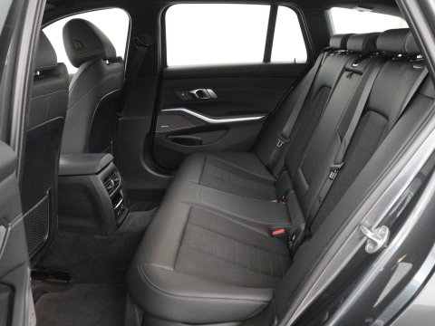 BMW 3-serie 320i Executive Edition | Sport Line | Trekhaak | Harman/Kardon | Sfeerverlichting | Carplay | Half leder | Live Cockpit | Parkeerhulp | Navigatie | Climate control | Full LED | Bluetooth | Cruise control