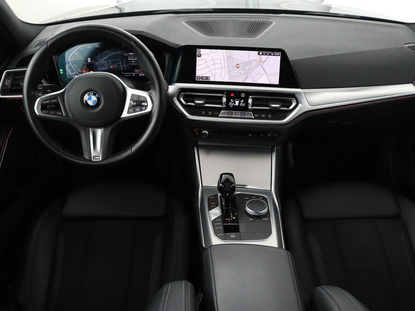 BMW 3-serie 320i Executive Edition | Sport Line | Trekhaak | Harman/Kardon | Sfeerverlichting | Carplay | Half leder | Live Cockpit | Parkeerhulp | Navigatie | Climate control | Full LED | Bluetooth | Cruise control
