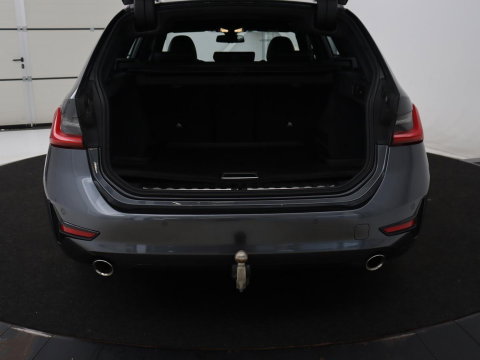 BMW 3-serie 320i Executive Edition | Sport Line | Trekhaak | Harman/Kardon | Sfeerverlichting | Carplay | Half leder | Live Cockpit | Parkeerhulp | Navigatie | Climate control | Full LED | Bluetooth | Cruise control