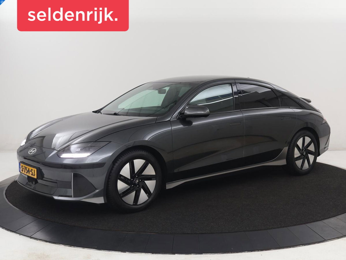 Hyundai IONIQ 6 Connect 77.4 kWh | SOH 94,7% | Warmtepomp | Head-Up | Stoelverwarming | Camera | Carplay | Standkachel | Adaptive cruise | Keyless | Navigatie | Achterbankverwarming | Full LED