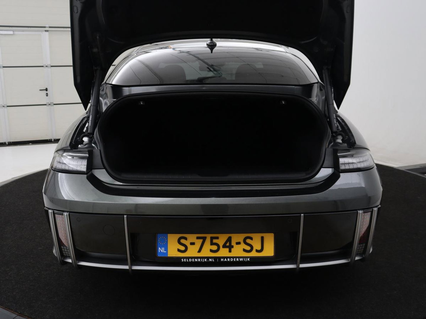 Hyundai IONIQ 6 Connect 77.4 kWh | SOH 94,7% | Warmtepomp | Head-Up | Stoelverwarming | Camera | Carplay | Standkachel | Adaptive cruise | Keyless | Navigatie | Achterbankverwarming | Full LED