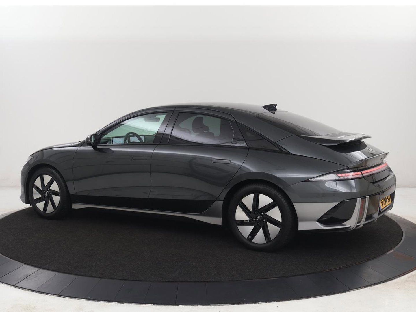 Hyundai IONIQ 6 Connect 77.4 kWh | SOH 94,7% | Warmtepomp | Head-Up | Stoelverwarming | Camera | Carplay | Standkachel | Adaptive cruise | Keyless | Navigatie | Achterbankverwarming | Full LED