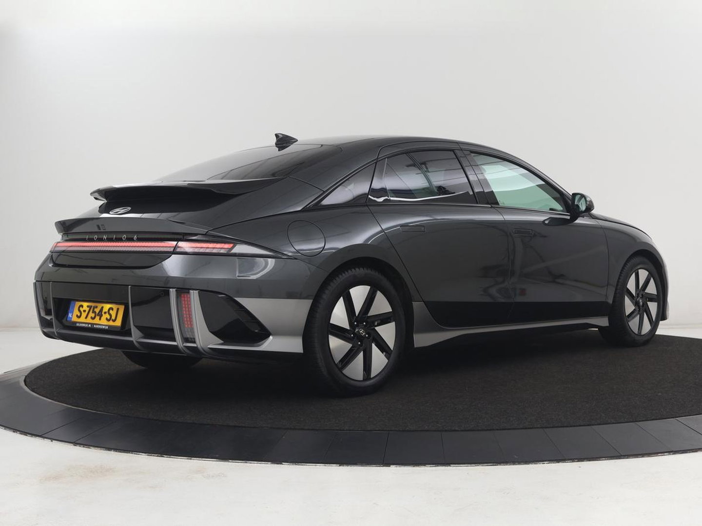 Hyundai IONIQ 6 Connect 77.4 kWh | SOH 94,7% | Warmtepomp | Head-Up | Stoelverwarming | Camera | Carplay | Standkachel | Adaptive cruise | Keyless | Navigatie | Achterbankverwarming | Full LED