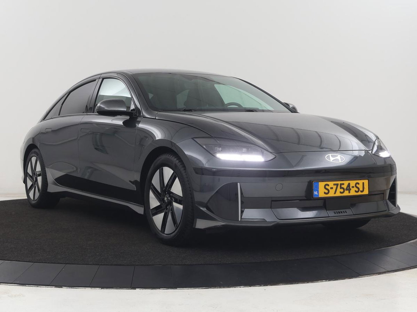 Hyundai IONIQ 6 Connect 77.4 kWh | SOH 94,7% | Warmtepomp | Head-Up | Stoelverwarming | Camera | Carplay | Standkachel | Adaptive cruise | Keyless | Navigatie | Achterbankverwarming | Full LED