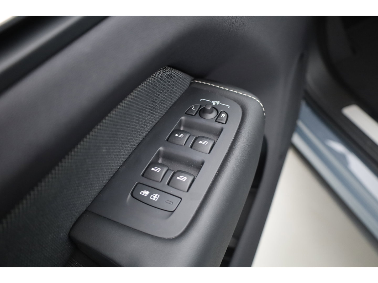 Volvo XC60 2.0 T6 Plug-in hybrid AWD Plus Dark | Prijs rijklaar | Pano | H&K Audio | Trekhaak | Elek. verstelbare sportstoelen| 21" |