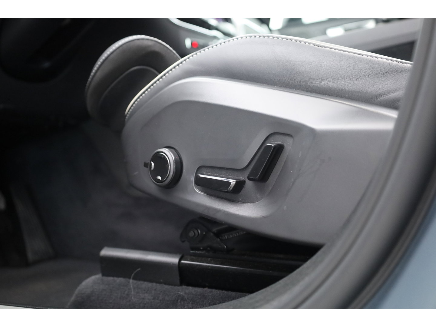 Volvo XC60 2.0 T6 Plug-in hybrid AWD Plus Dark | Prijs rijklaar | Pano | H&K Audio | Trekhaak | Elek. verstelbare sportstoelen| 21" |