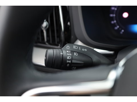 Volvo XC60 2.0 T6 Plug-in hybrid AWD Plus Dark | Prijs rijklaar | Pano | H&K Audio | Trekhaak | Elek. verstelbare sportstoelen| 21" |