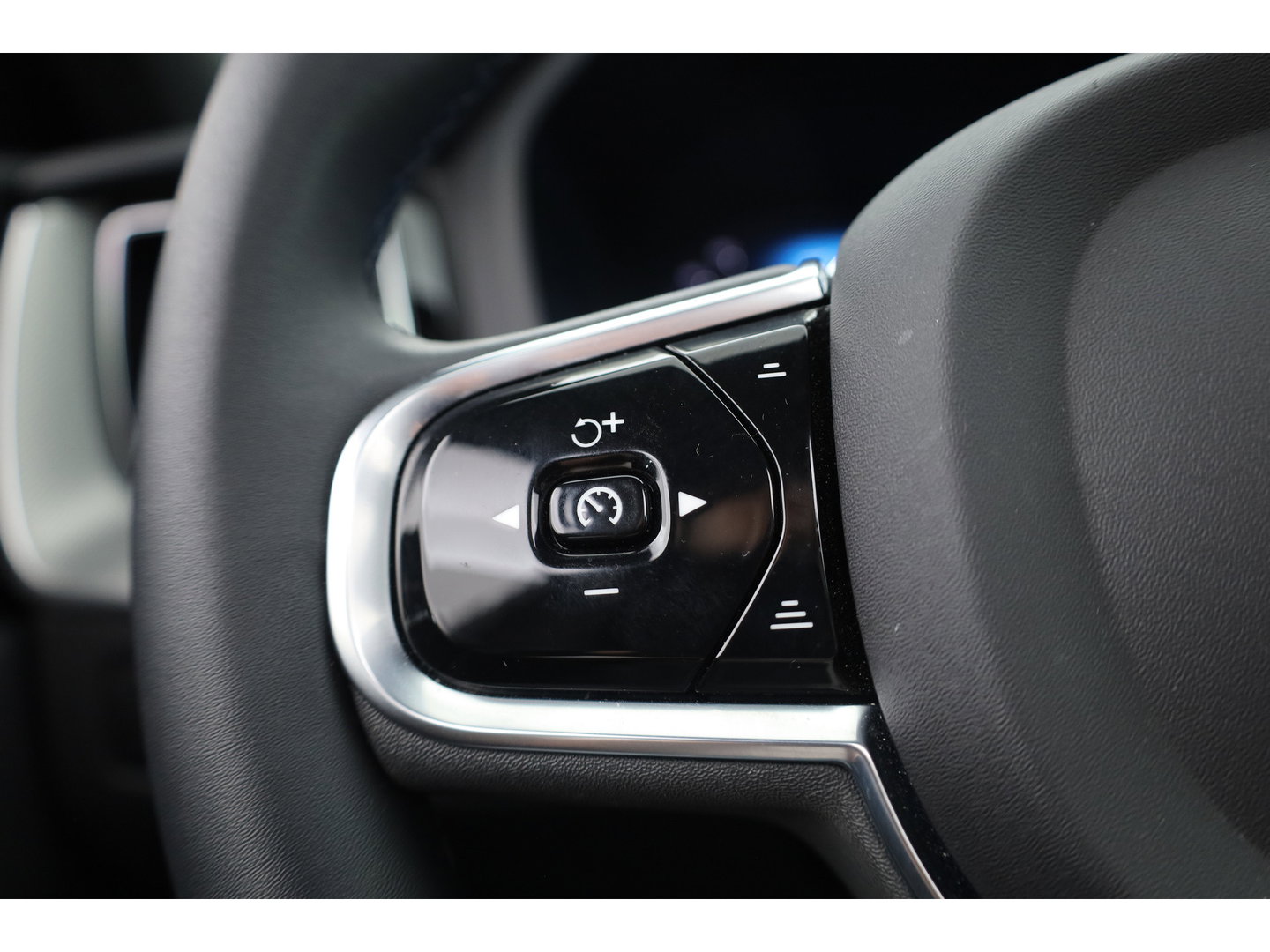 Volvo XC60 2.0 T6 Plug-in hybrid AWD Plus Dark | Prijs rijklaar | Pano | H&K Audio | Trekhaak | Elek. verstelbare sportstoelen| 21" |