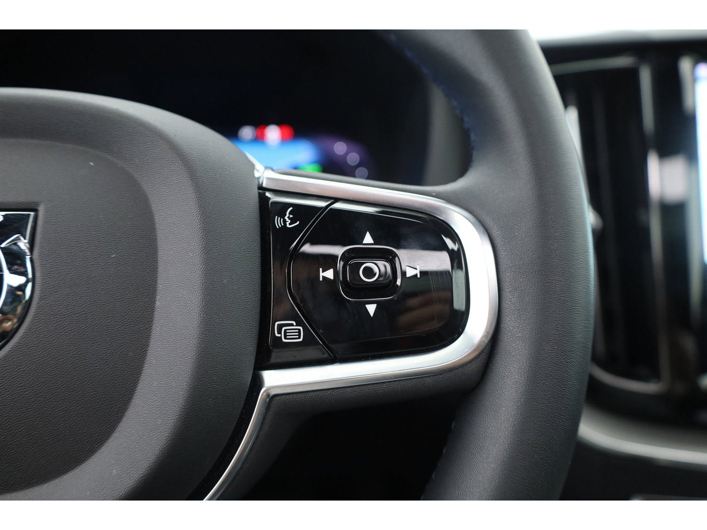 Volvo XC60 2.0 T6 Plug-in hybrid AWD Plus Dark | Prijs rijklaar | Pano | H&K Audio | Trekhaak | Elek. verstelbare sportstoelen| 21" |