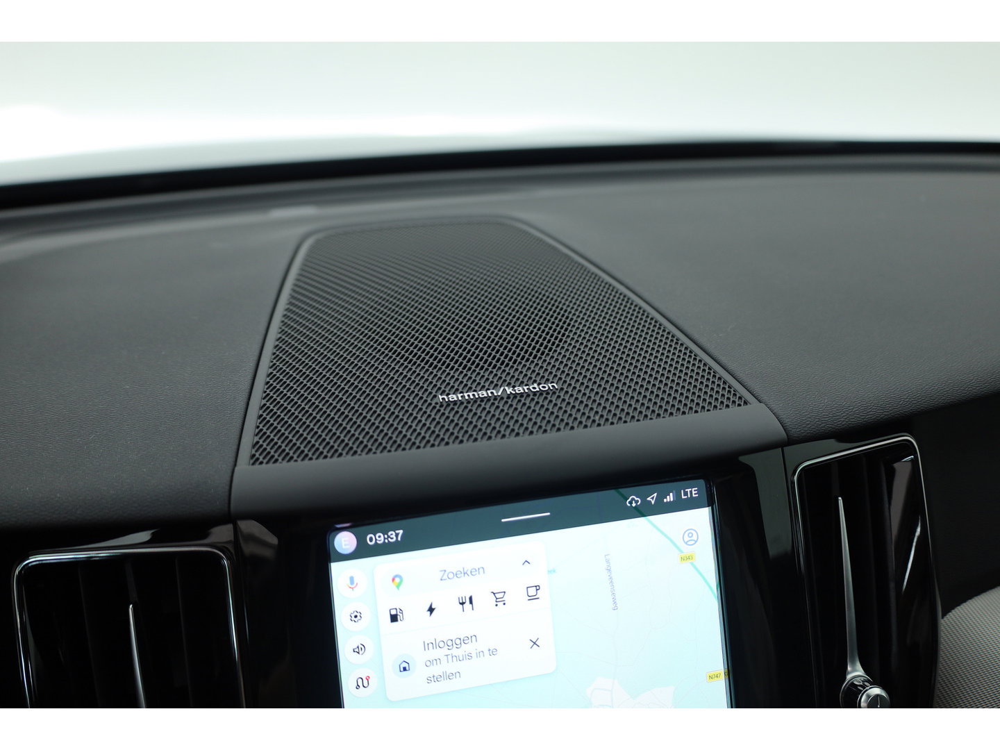 Volvo XC60 2.0 T6 Plug-in hybrid AWD Plus Dark | Prijs rijklaar | Pano | H&K Audio | Trekhaak | Elek. verstelbare sportstoelen| 21" |