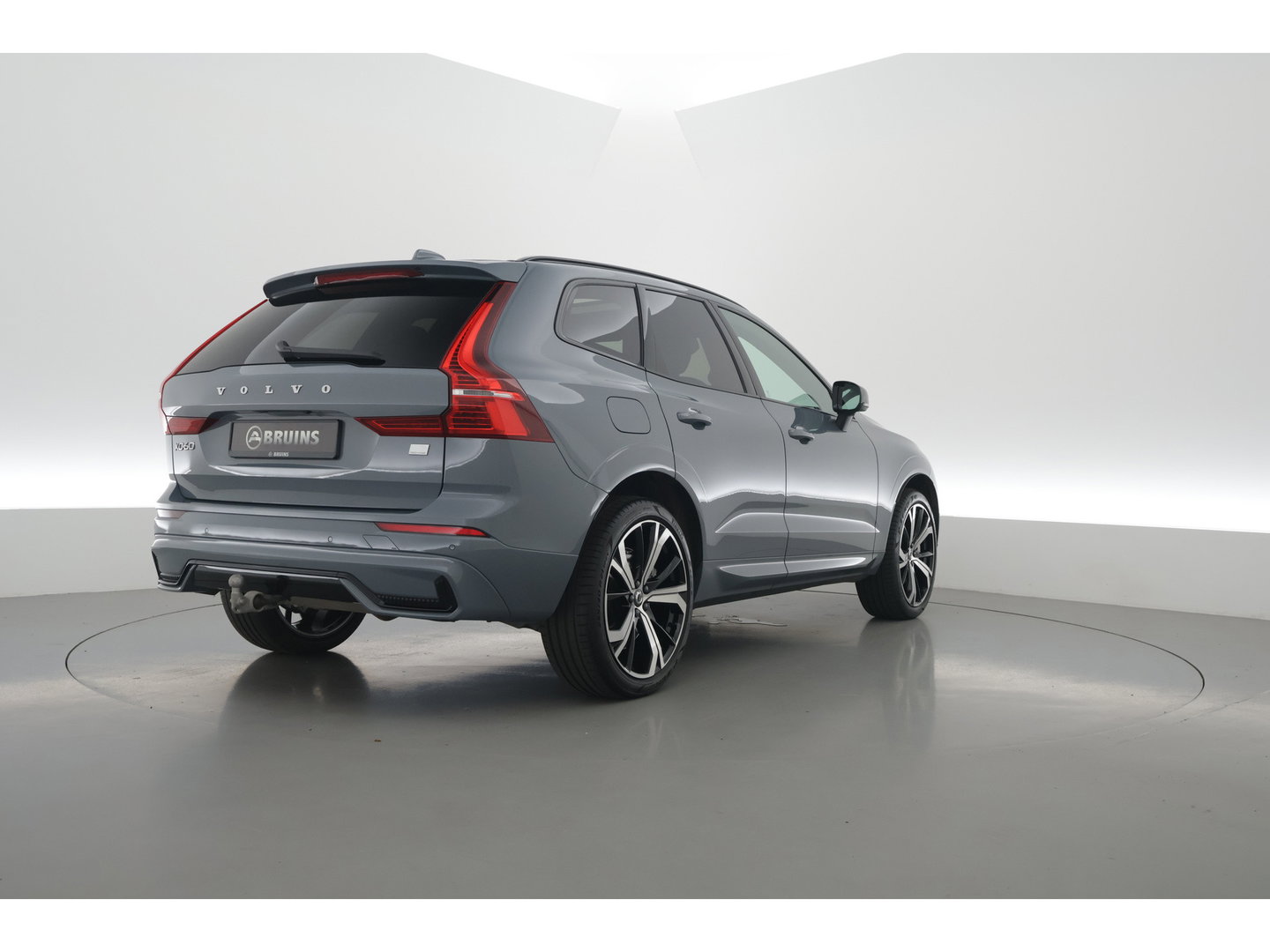 Volvo XC60 2.0 T6 Plug-in hybrid AWD Plus Dark | Prijs rijklaar | Pano | H&K Audio | Trekhaak | Elek. verstelbare sportstoelen| 21" |