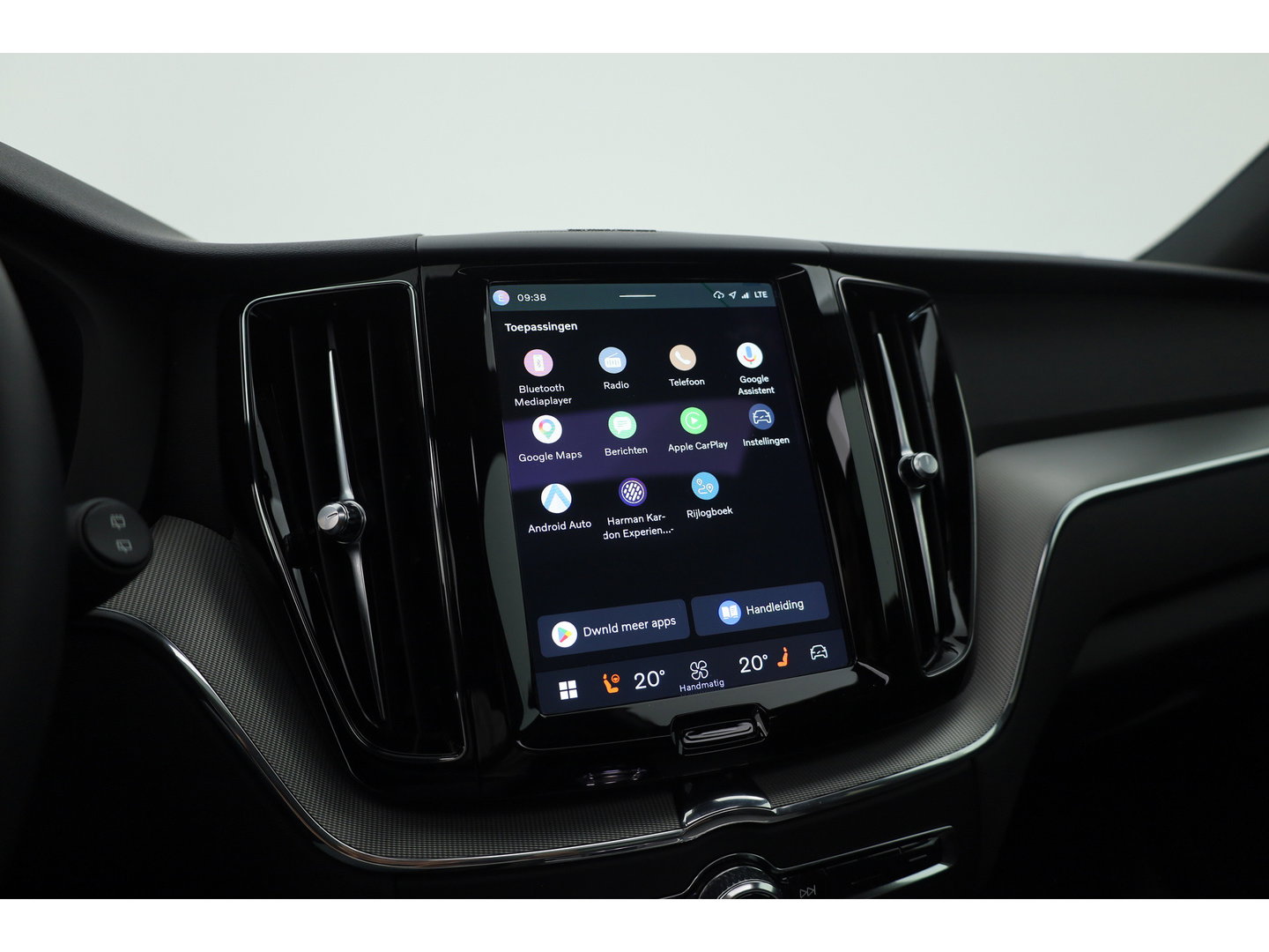Volvo XC60 2.0 T6 Plug-in hybrid AWD Plus Dark | Prijs rijklaar | Pano | H&K Audio | Trekhaak | Elek. verstelbare sportstoelen| 21" |