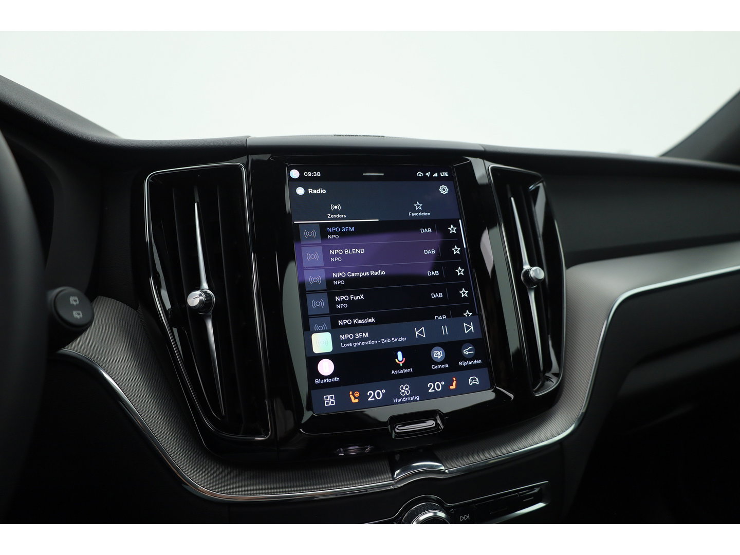 Volvo XC60 2.0 T6 Plug-in hybrid AWD Plus Dark | Prijs rijklaar | Pano | H&K Audio | Trekhaak | Elek. verstelbare sportstoelen| 21" |
