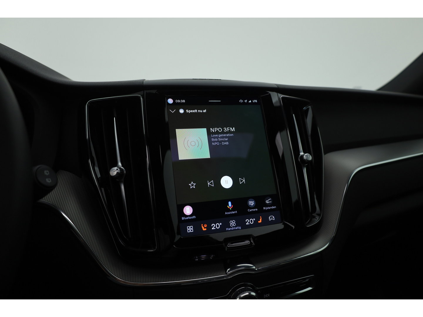 Volvo XC60 2.0 T6 Plug-in hybrid AWD Plus Dark | Prijs rijklaar | Pano | H&K Audio | Trekhaak | Elek. verstelbare sportstoelen| 21" |