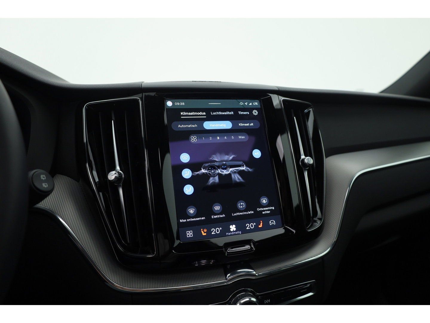 Volvo XC60 2.0 T6 Plug-in hybrid AWD Plus Dark | Prijs rijklaar | Pano | H&K Audio | Trekhaak | Elek. verstelbare sportstoelen| 21" |
