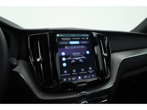Volvo XC60 2.0 T6 Plug-in hybrid AWD Plus Dark | Prijs rijklaar | Pano | H&K Audio | Trekhaak | Elek. verstelbare sportstoelen| 21" |