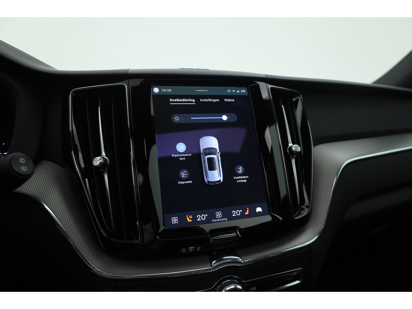 Volvo XC60 2.0 T6 Plug-in hybrid AWD Plus Dark | Prijs rijklaar | Pano | H&K Audio | Trekhaak | Elek. verstelbare sportstoelen| 21" |