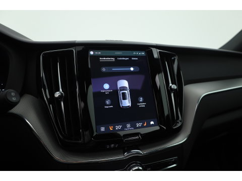 Volvo XC60 2.0 T6 Plug-in hybrid AWD Plus Dark | Prijs rijklaar | Pano | H&K Audio | Trekhaak | Elek. verstelbare sportstoelen| 21" |