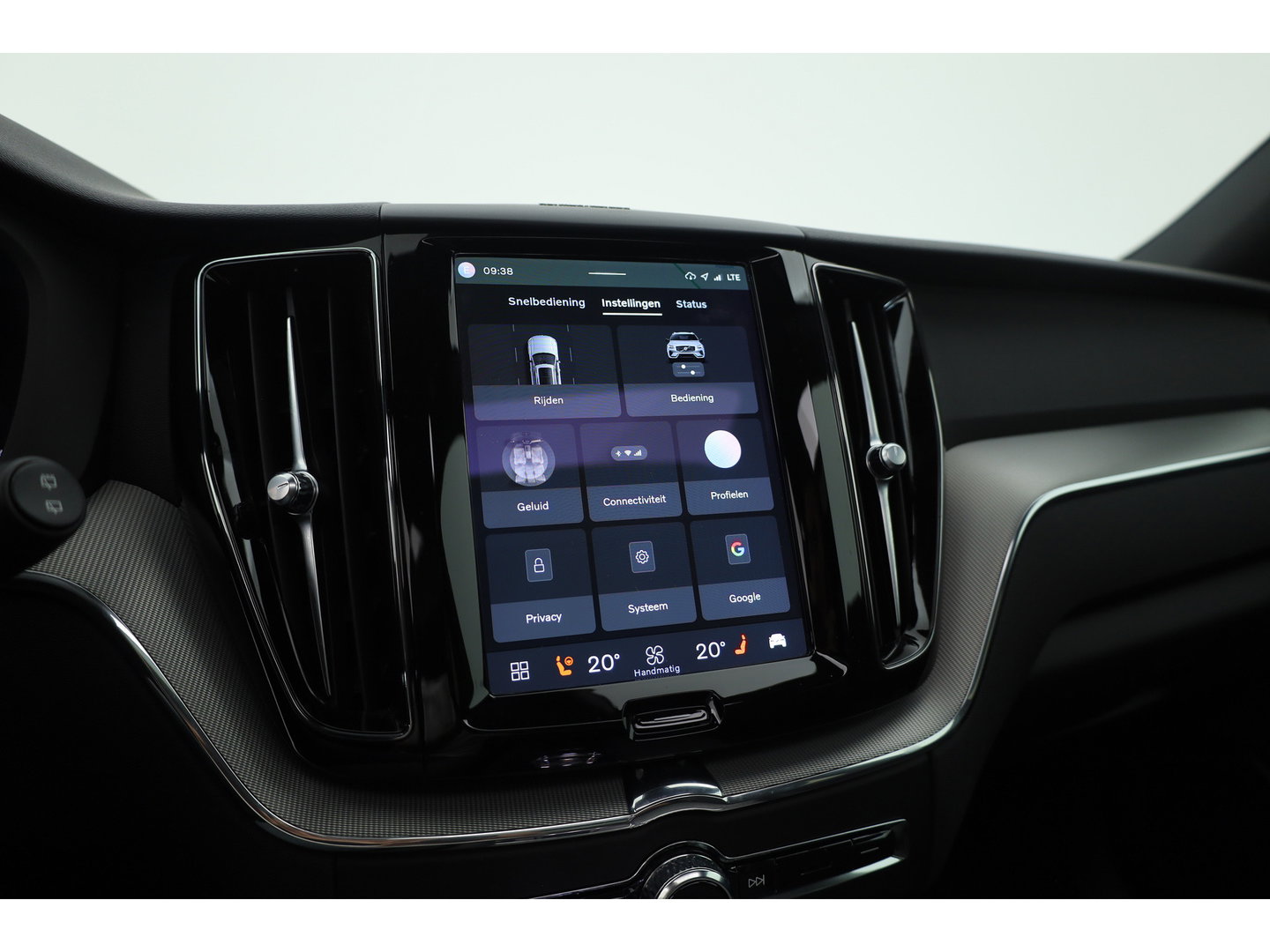 Volvo XC60 2.0 T6 Plug-in hybrid AWD Plus Dark | Prijs rijklaar | Pano | H&K Audio | Trekhaak | Elek. verstelbare sportstoelen| 21" |