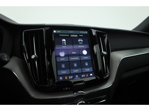 Volvo XC60 2.0 T6 Plug-in hybrid AWD Plus Dark | Prijs rijklaar | Pano | H&K Audio | Trekhaak | Elek. verstelbare sportstoelen| 21" |