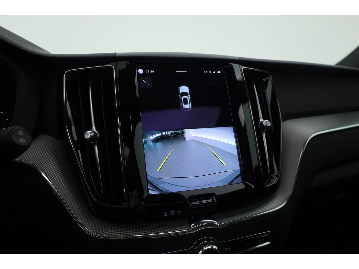Volvo XC60 2.0 T6 Plug-in hybrid AWD Plus Dark | Prijs rijklaar | Pano | H&K Audio | Trekhaak | Elek. verstelbare sportstoelen| 21" |