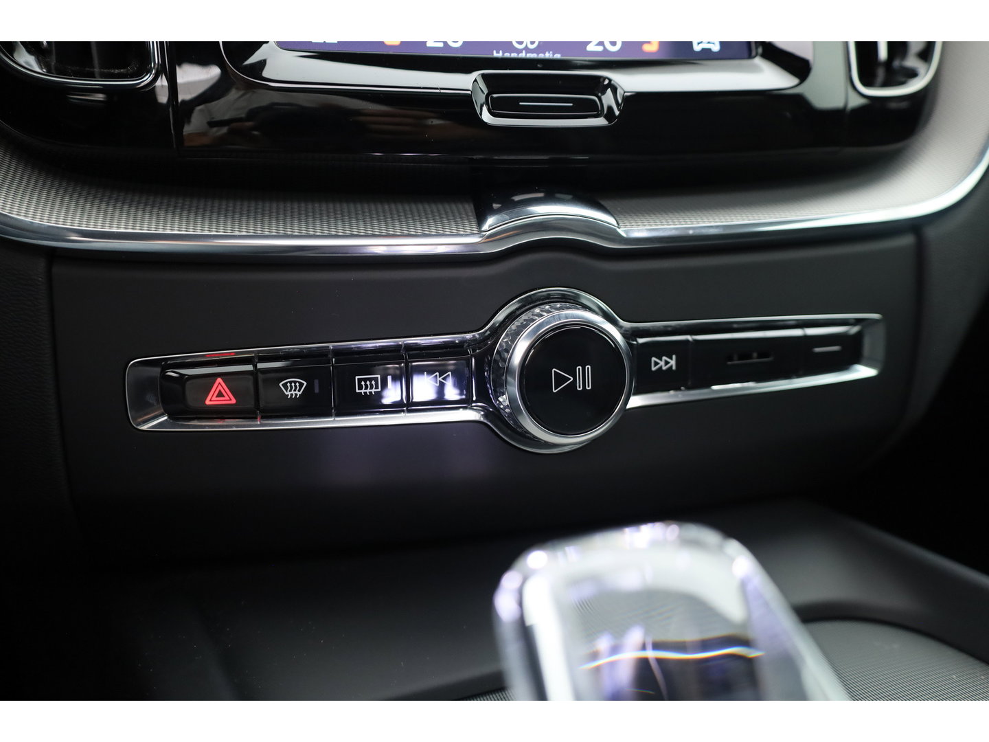 Volvo XC60 2.0 T6 Plug-in hybrid AWD Plus Dark | Prijs rijklaar | Pano | H&K Audio | Trekhaak | Elek. verstelbare sportstoelen| 21" |