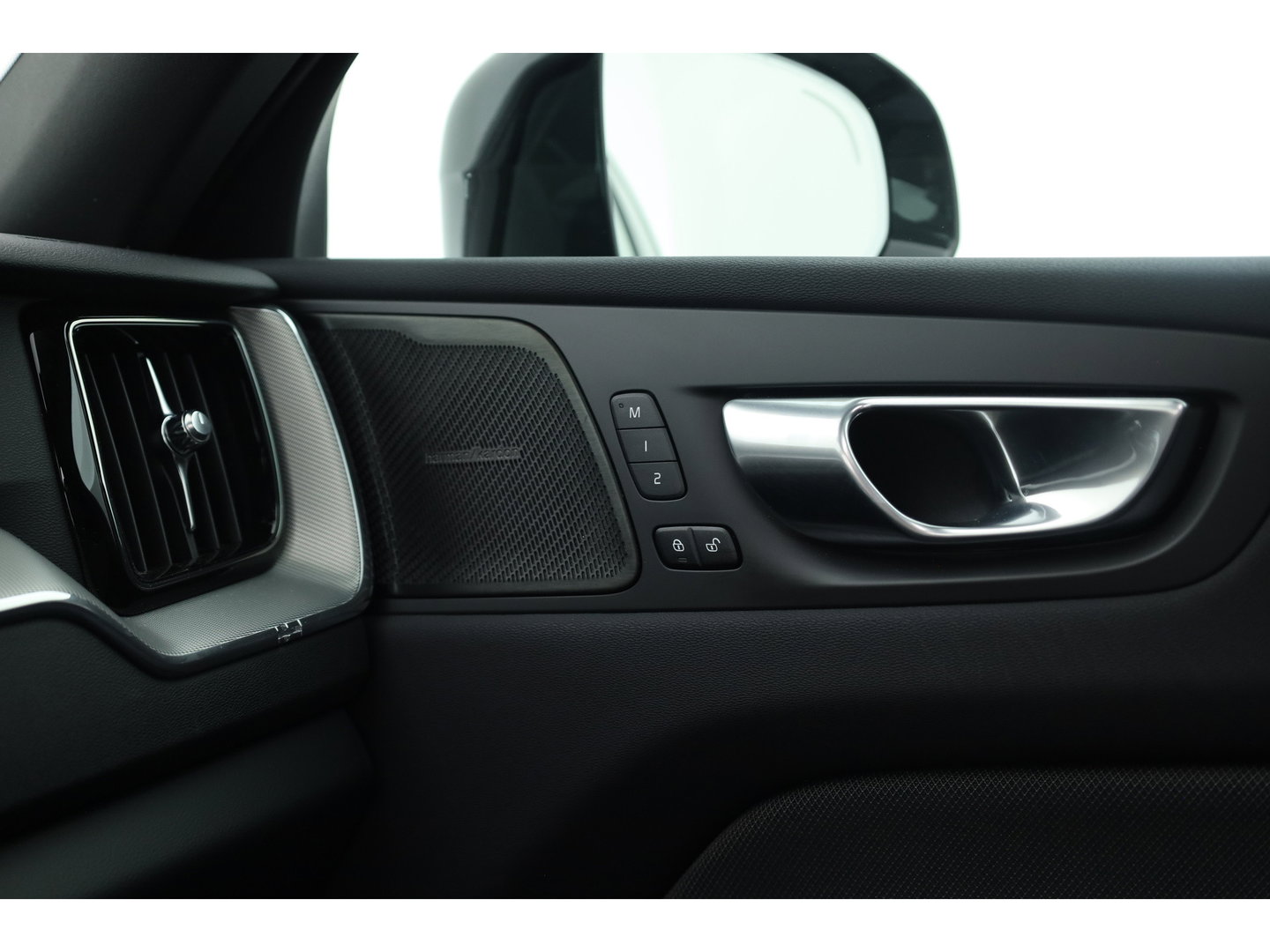 Volvo XC60 2.0 T6 Plug-in hybrid AWD Plus Dark | Prijs rijklaar | Pano | H&K Audio | Trekhaak | Elek. verstelbare sportstoelen| 21" |