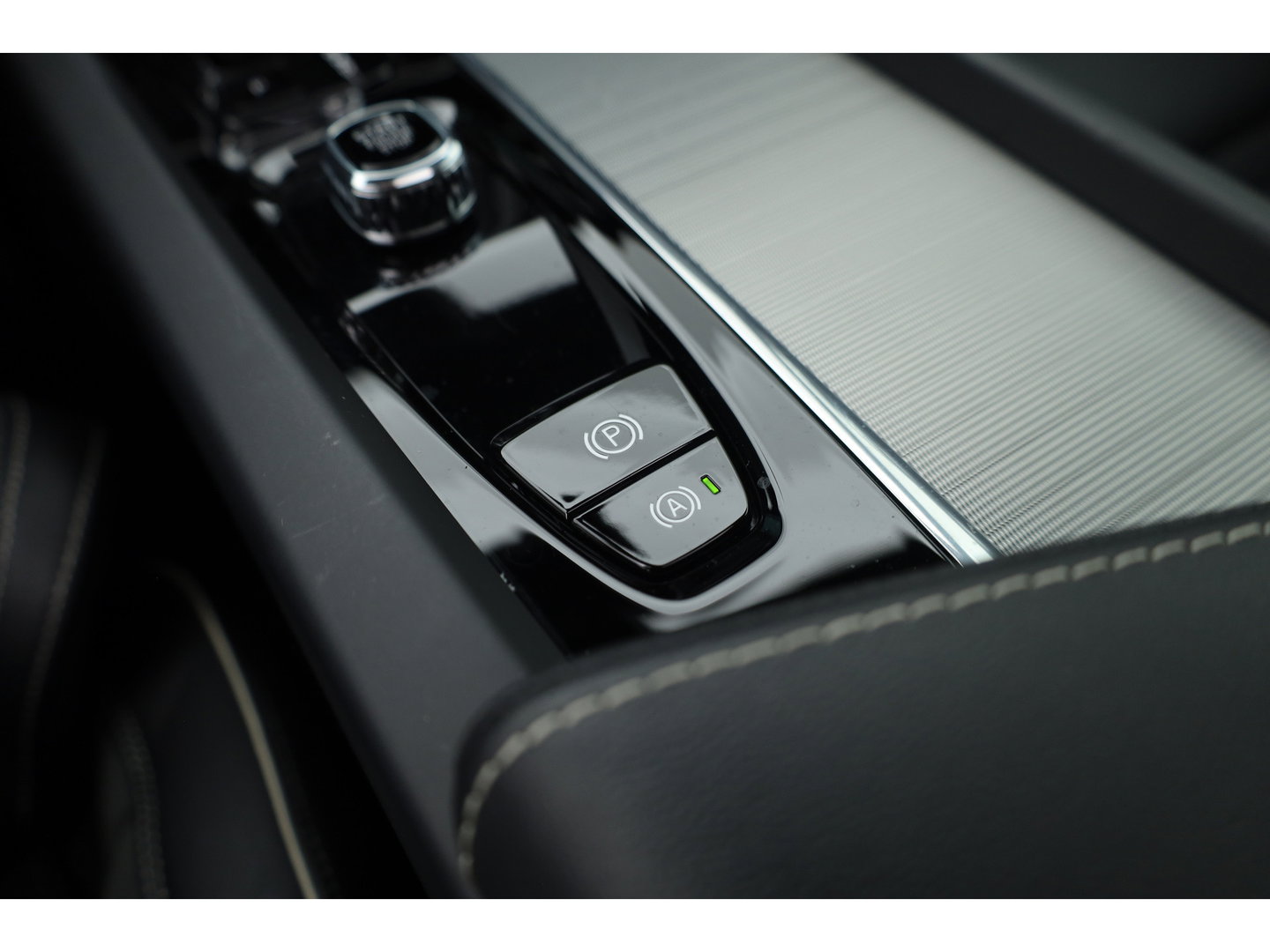 Volvo XC60 2.0 T6 Plug-in hybrid AWD Plus Dark | Prijs rijklaar | Pano | H&K Audio | Trekhaak | Elek. verstelbare sportstoelen| 21" |