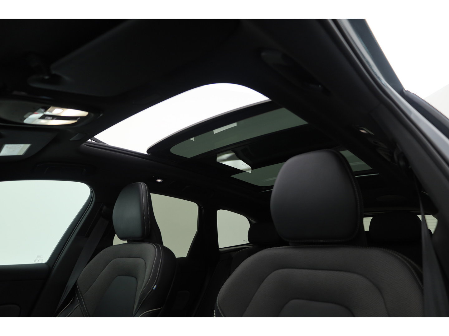 Volvo XC60 2.0 T6 Plug-in hybrid AWD Plus Dark | Prijs rijklaar | Pano | H&K Audio | Trekhaak | Elek. verstelbare sportstoelen| 21" |